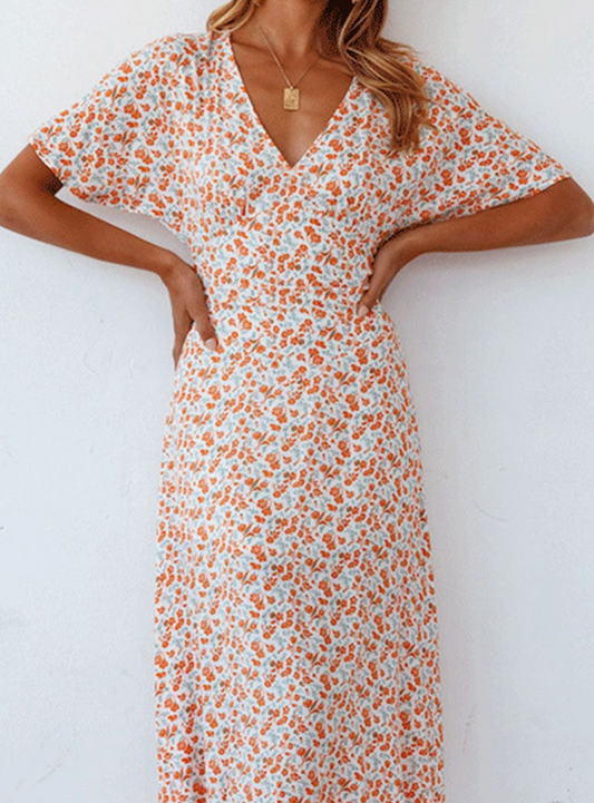 Anna - Vestidos de línea A con elegante escote en V y atrevida abertura dividida, adornados con un trendy estampado urbano.